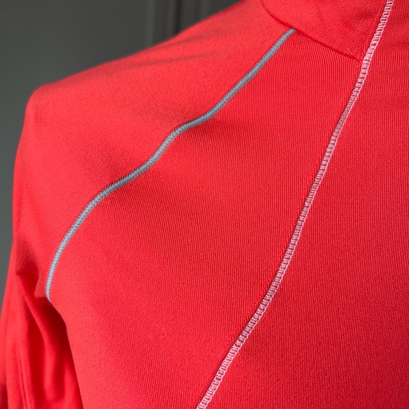 Woman’s ASICS long sleeve 1/4 zip pullover - Picture 3 of 8